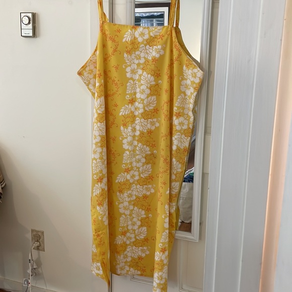 Vintage apron dress in Hawaiian pattern. 58” around—it might be size 26? - Picture 3 of 4